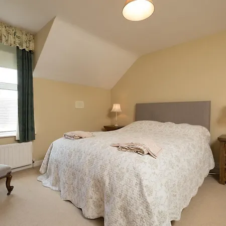Ashwood House *